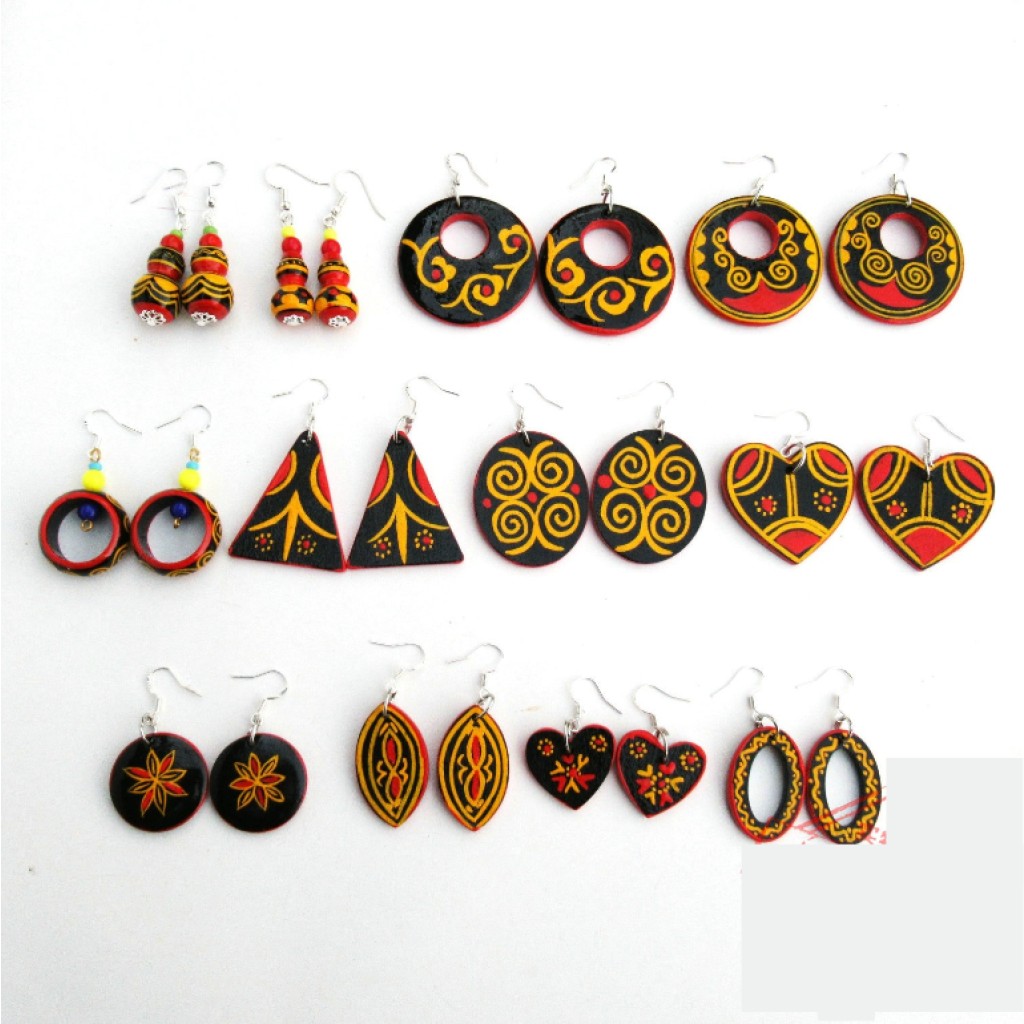 Pendientes pintados a mano de Liangshan – joyas artesanales nuosu de madera lacada