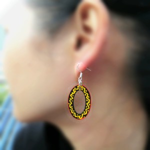 Pendientes pintados a mano de Liangshan – joyas artesanales nuosu de madera lacada