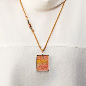 Colgante Jambhala Amarillo – pintura mineral tibetana CHARU