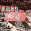 Piedra mani tibetana con mantra Om Mani Peme Hom tallada y pintada a mano Tibet Plaza 1