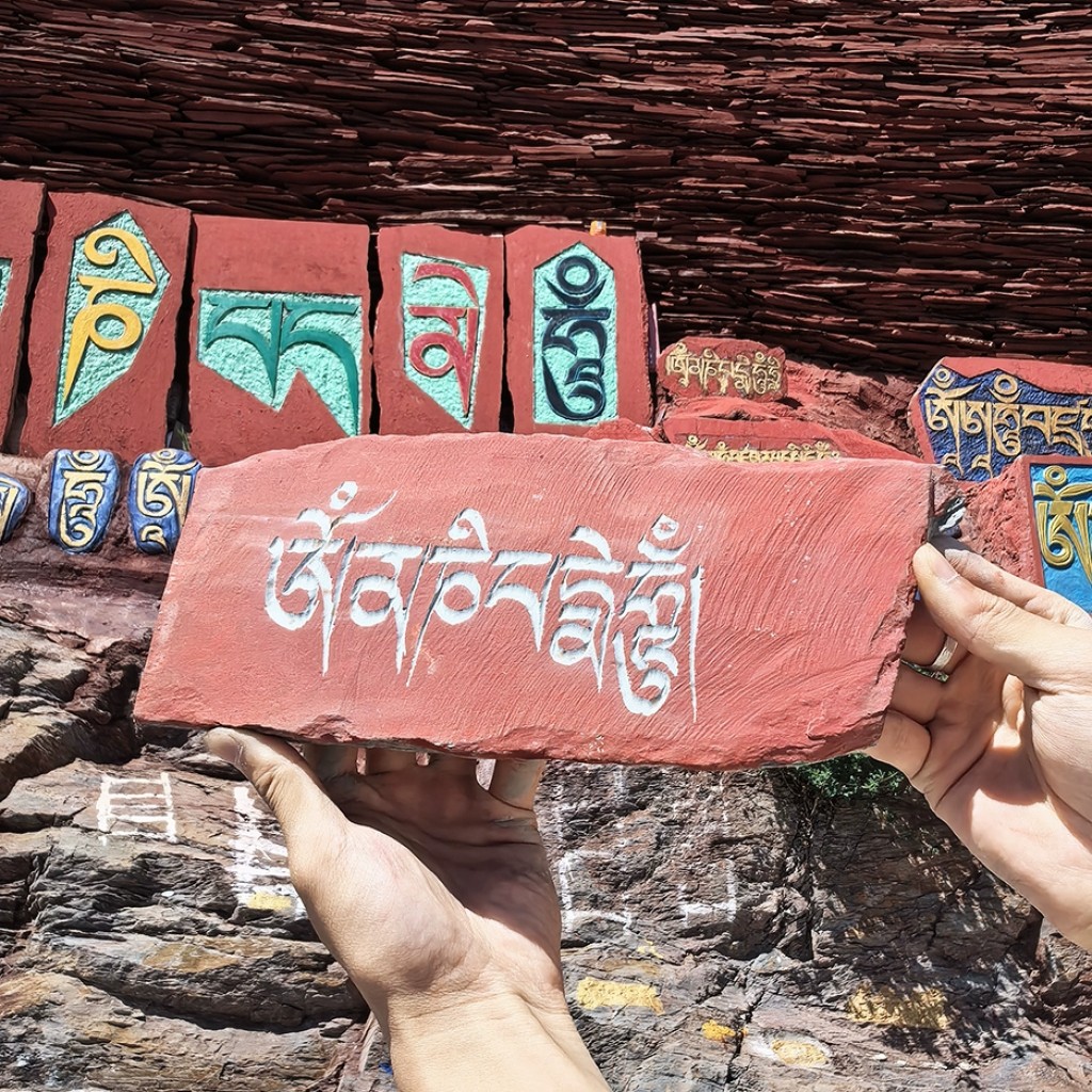 Piedra mani tibetana con mantra Om Mani Peme Hom tallada y pintada a mano Tibet Plaza 1