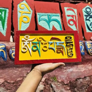Piedra Mani Om Mani Peme Hom – Placa tibetana tallada y pintada