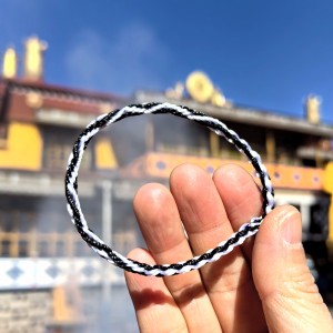 Pulsera tibetana protectora blanco y negro ritual tradicional