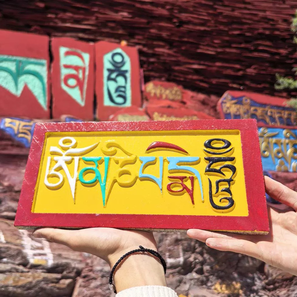 Piedra Mani Om Mani Peme Hom placa tibetana tallada y pintada